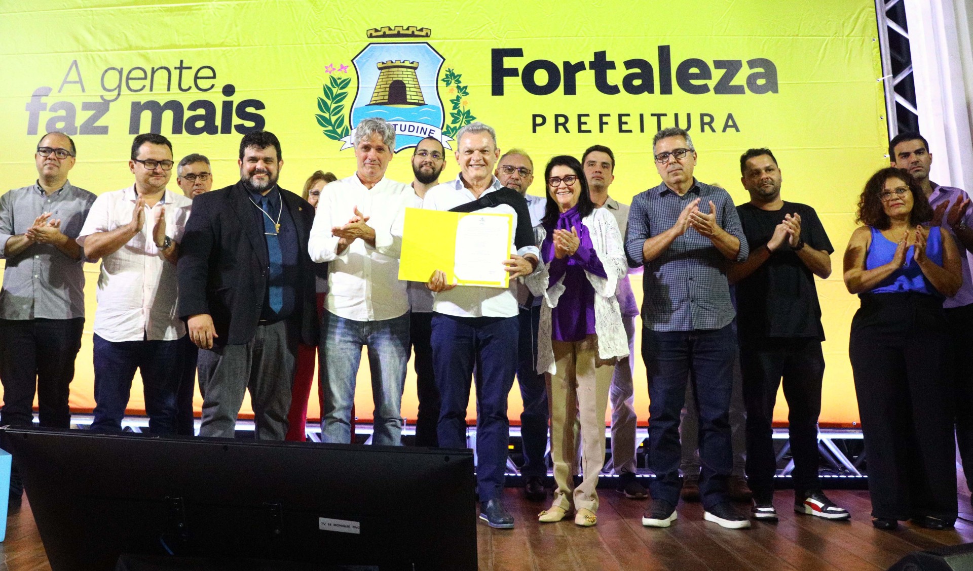 grupo de pessoas posa para a foto no palco do teatro são josé